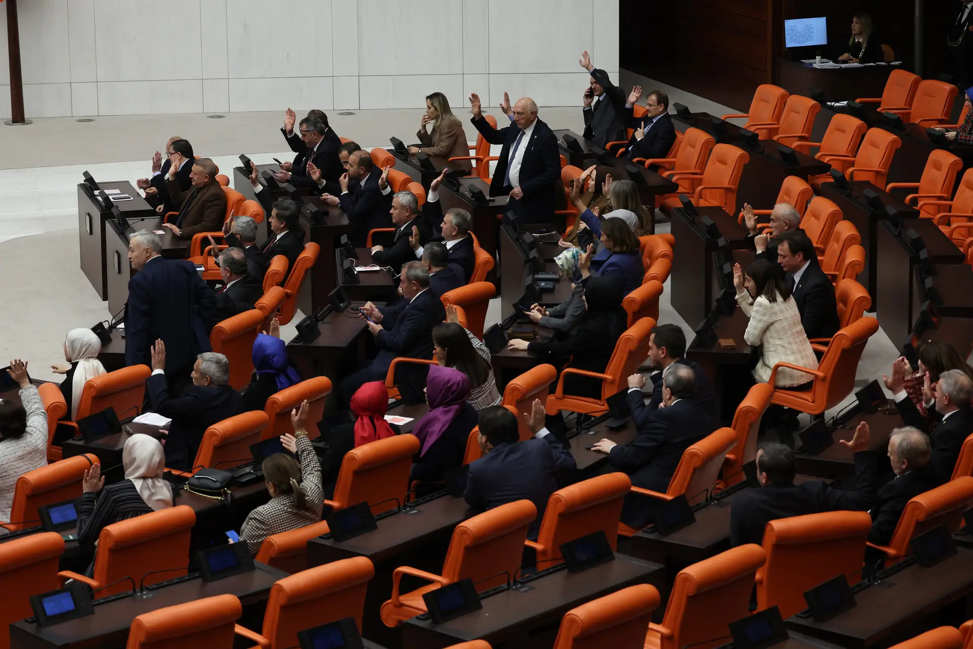 A votação no Parlamento turco sobre a adesão da Finlândia à NATO foi unânime: 276 votos a favor, nenhum contra 