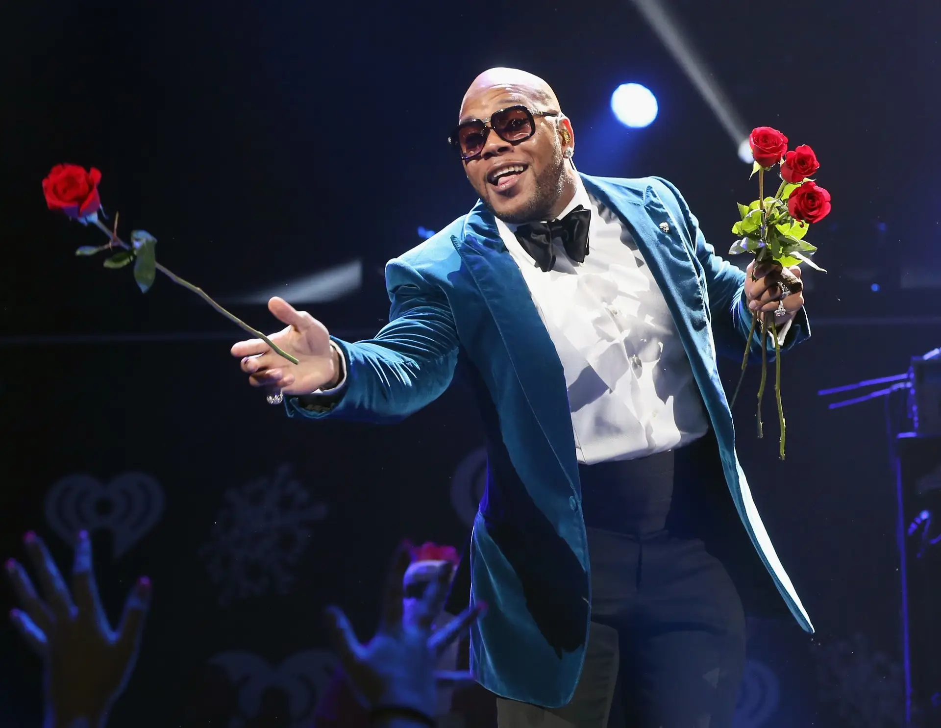 Filho de Flo Rida, de 6 anos, está internado em cuidados intensivos depois de cair do quinto andar de um prédio