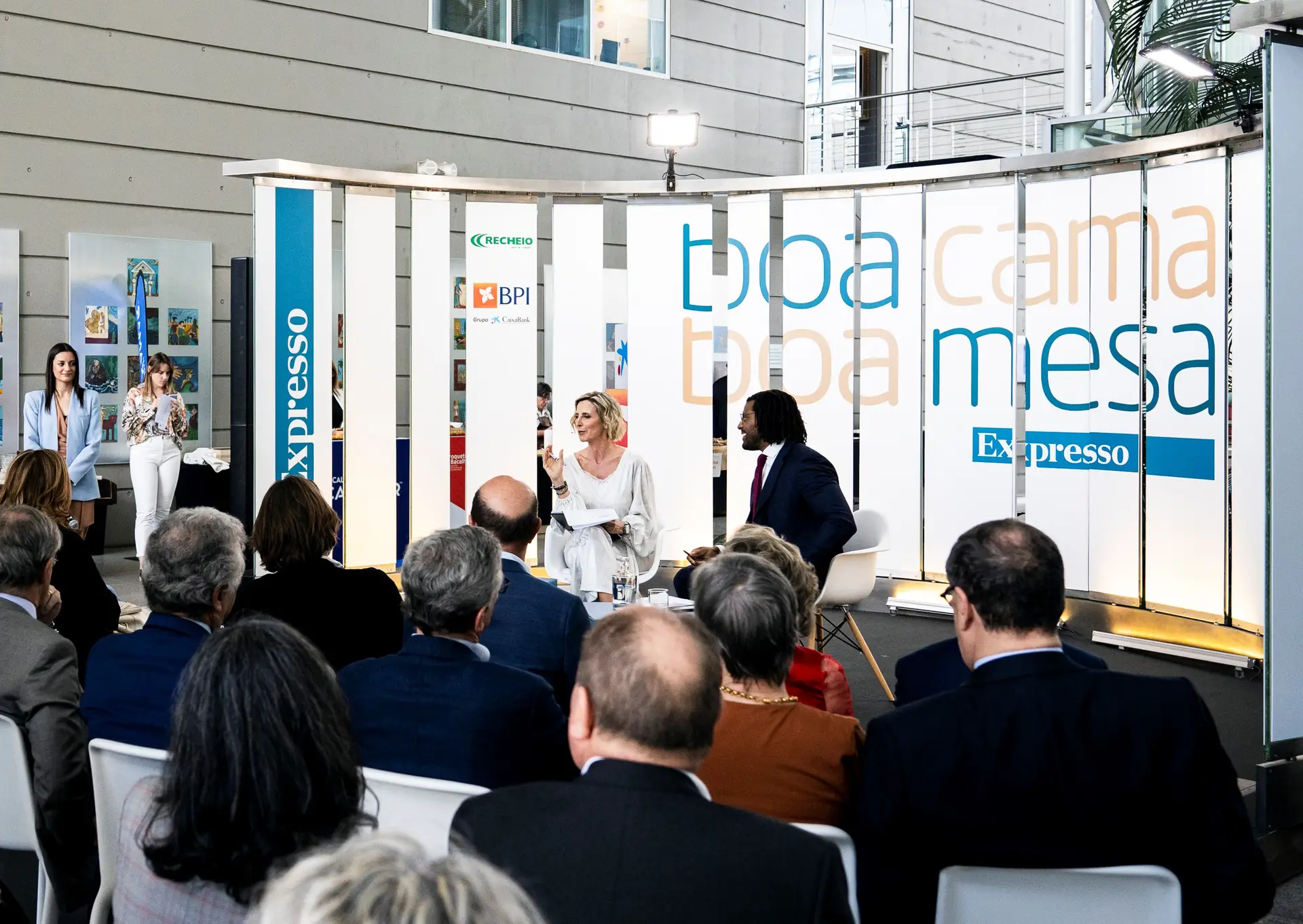 Marta Atalaya e Cláudio França moderaram o debate "Conversas com Mérito" e apresentaram a entrega de prémios do Guia Boa Cama Boa Mesa 2023