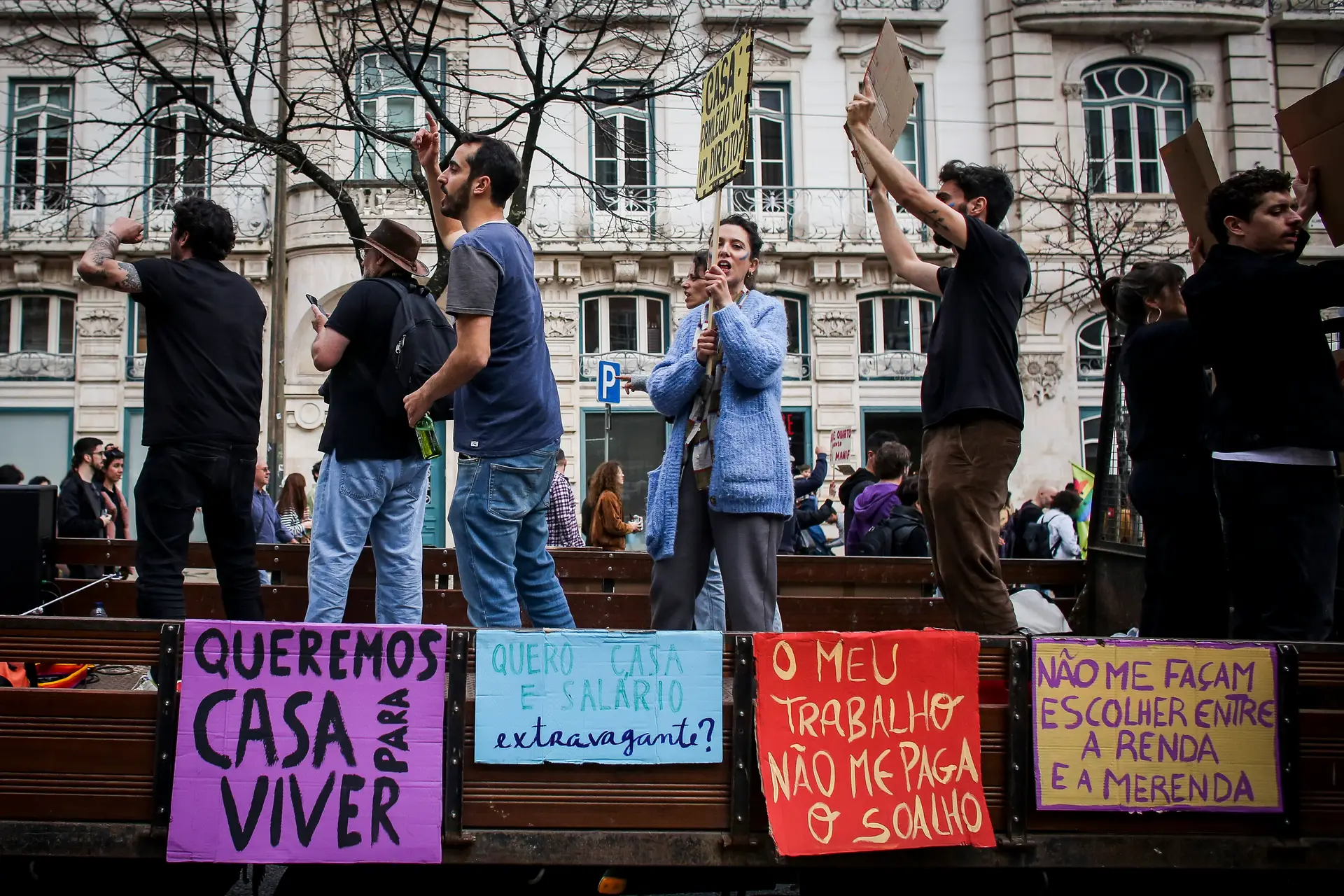 Mateus foi expulso de Lisboa e por isso lidera a manifestação da habitação: reportagem na capital, onde "Solidariedade" é a palavra de ordem