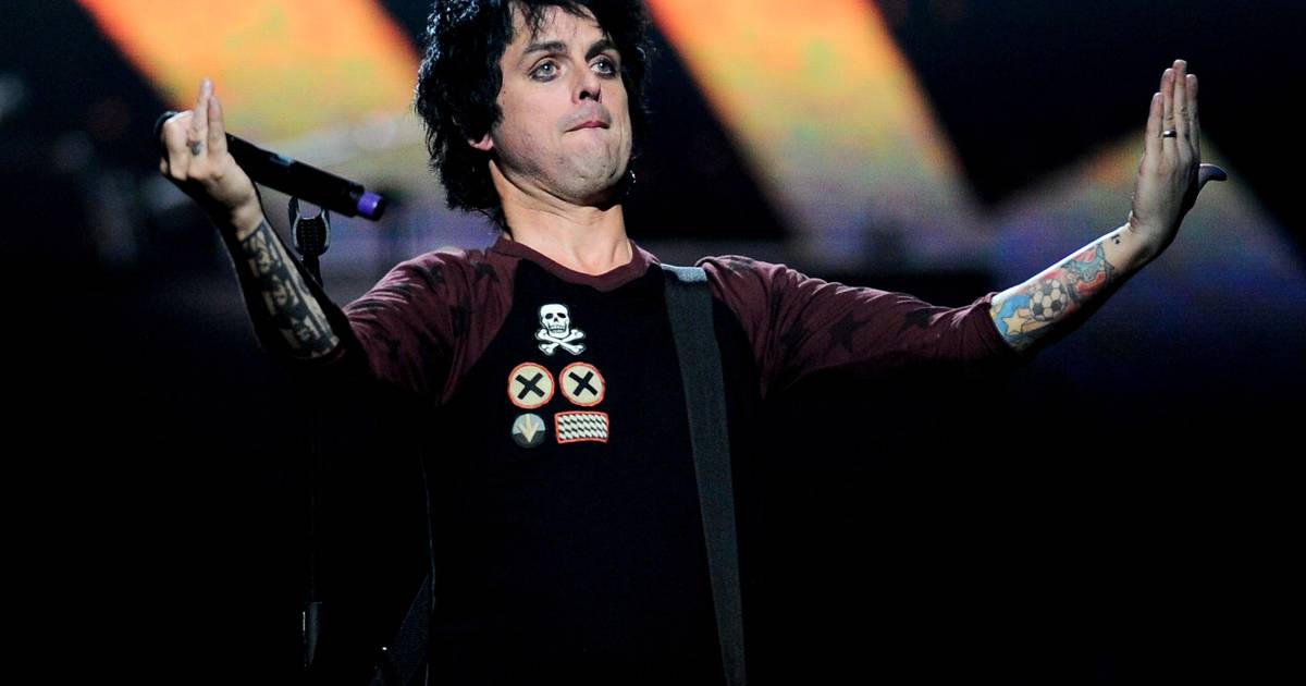 Recordar é viver: quando o vocalista dos Green Day ‘explodiu’ em palco, ofendeu tudo e todos... e foi internado dois dias depois