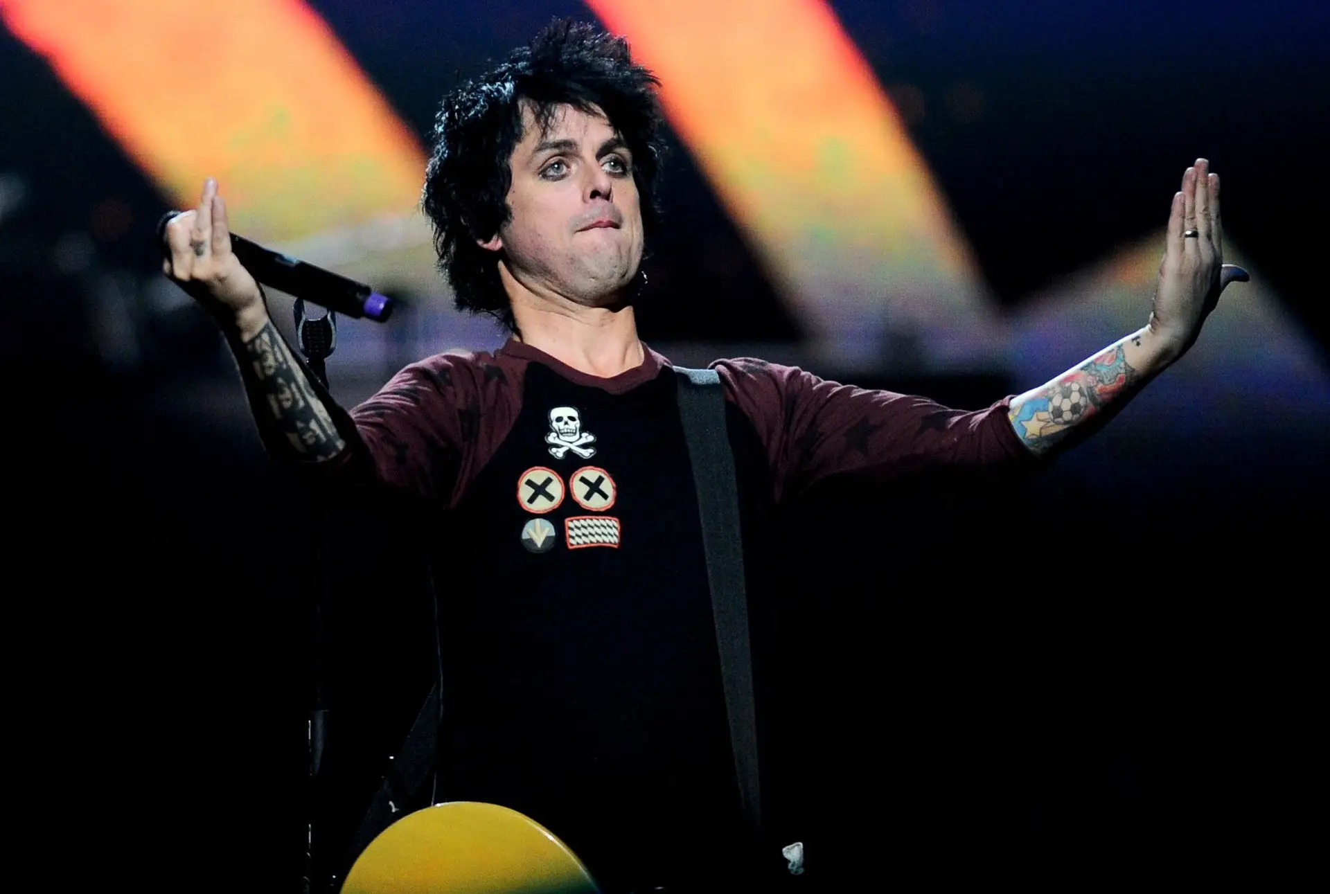 Recordar é viver: quando o vocalista dos Green Day ‘explodiu’ em palco, ofendeu tudo e todos... e foi internado dois dias depois