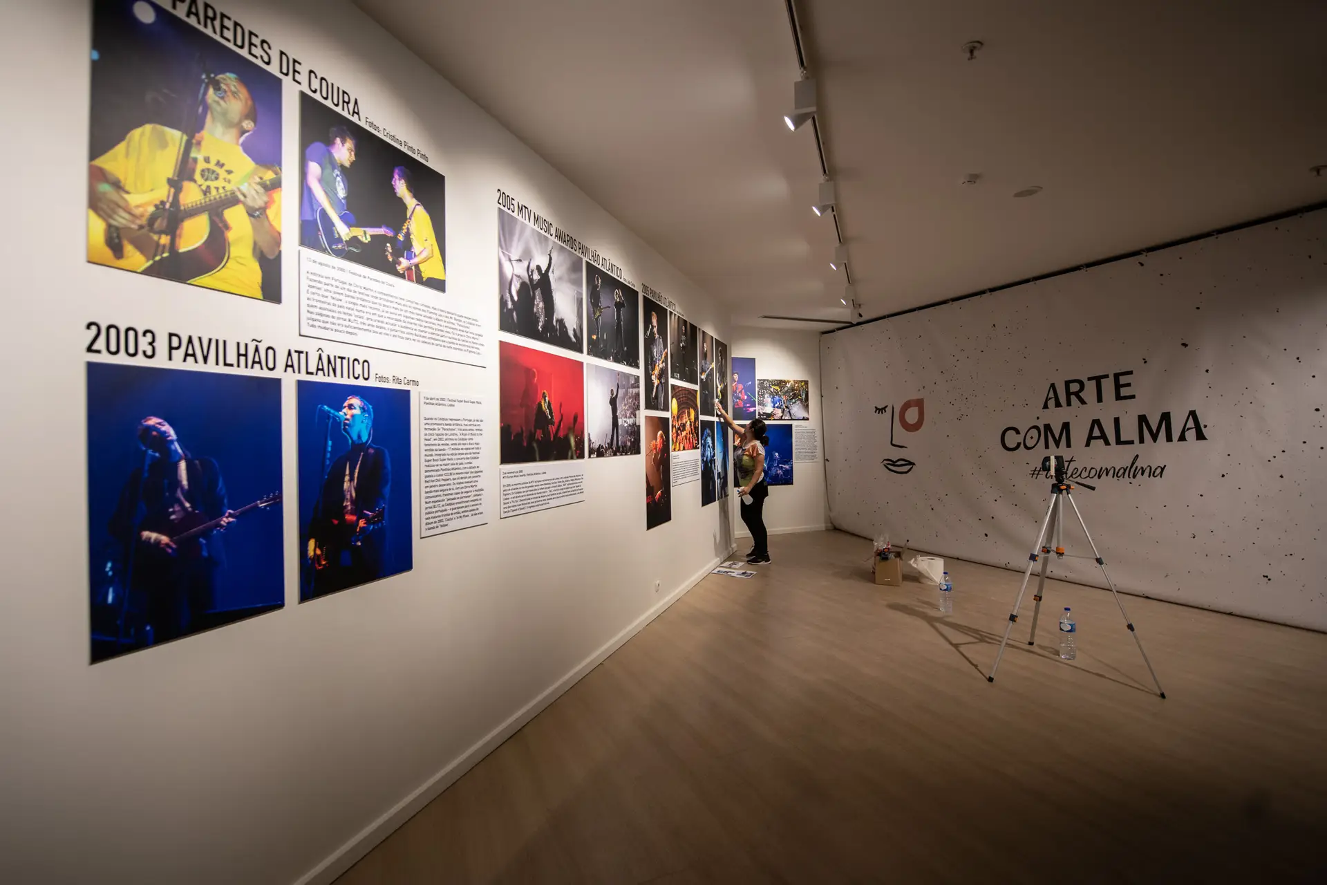 Montagem da exposição “Coldplay em Portugal”, da BLITZ, no Alma Shopping, em Coimbra