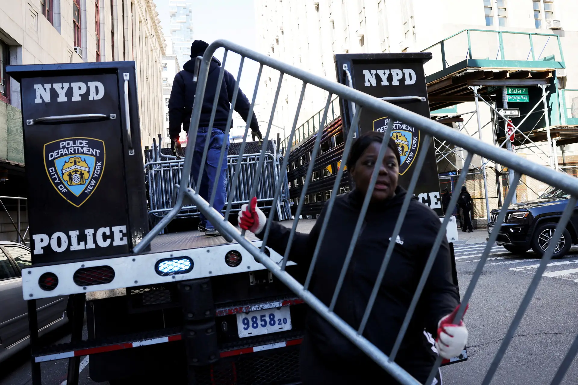 Polícia novaiorquina monta baias junto ao tribunal Criminal de Manhattan, em Nova Iorque, onde Donald Trump irá entregar-se esta terça-feira