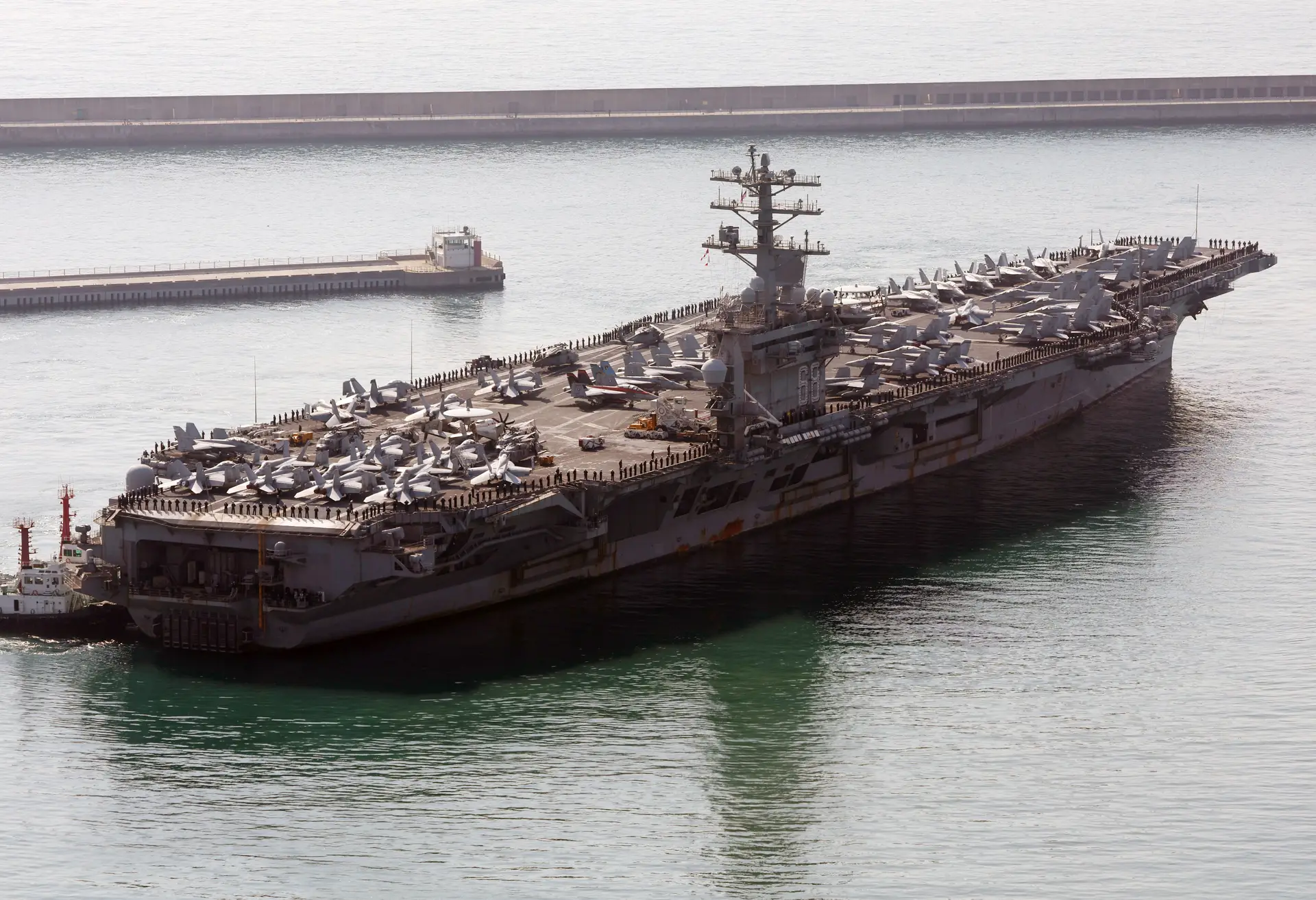 USS Nimitz na cidade de Busan, Coreia do Sul, no final de março