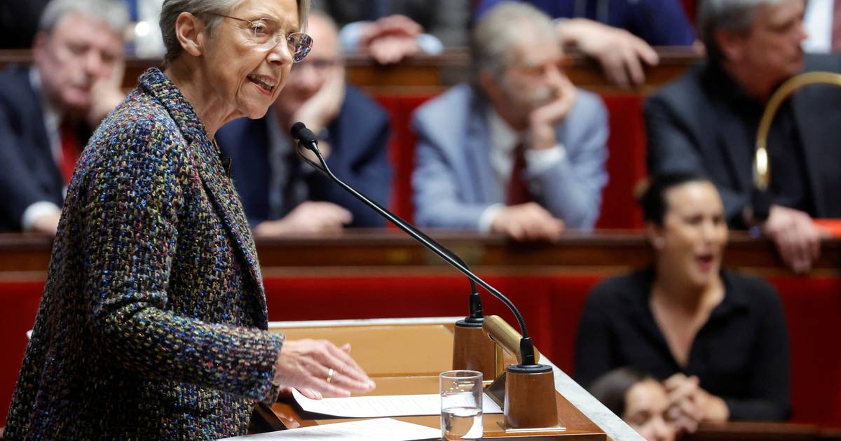 Grupos centristas pedem a primeira-ministra de França negociação com sindicatos