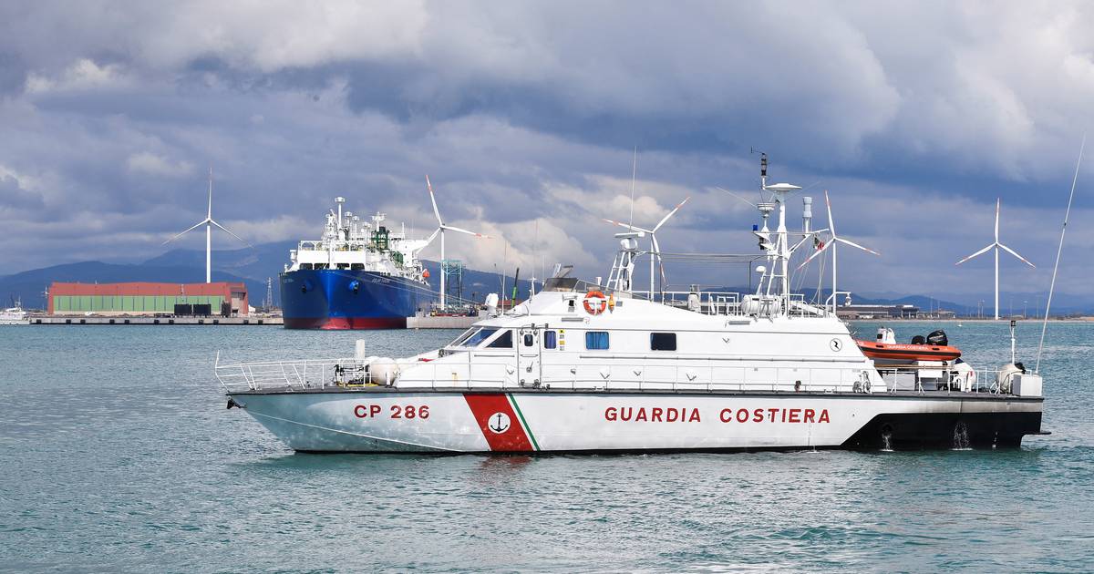 Guarda Costeira italiana resgata 32 pessoas por helicóptero