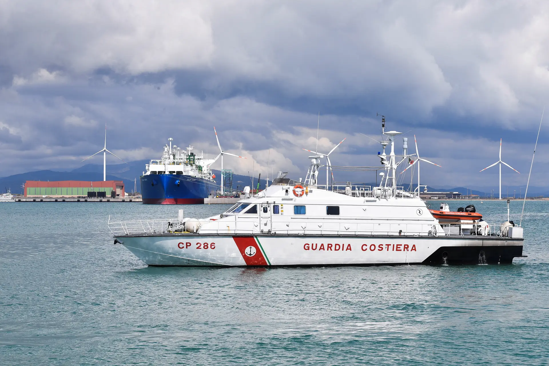 Guarda Costeira italiana resgata 32 pessoas por helicóptero