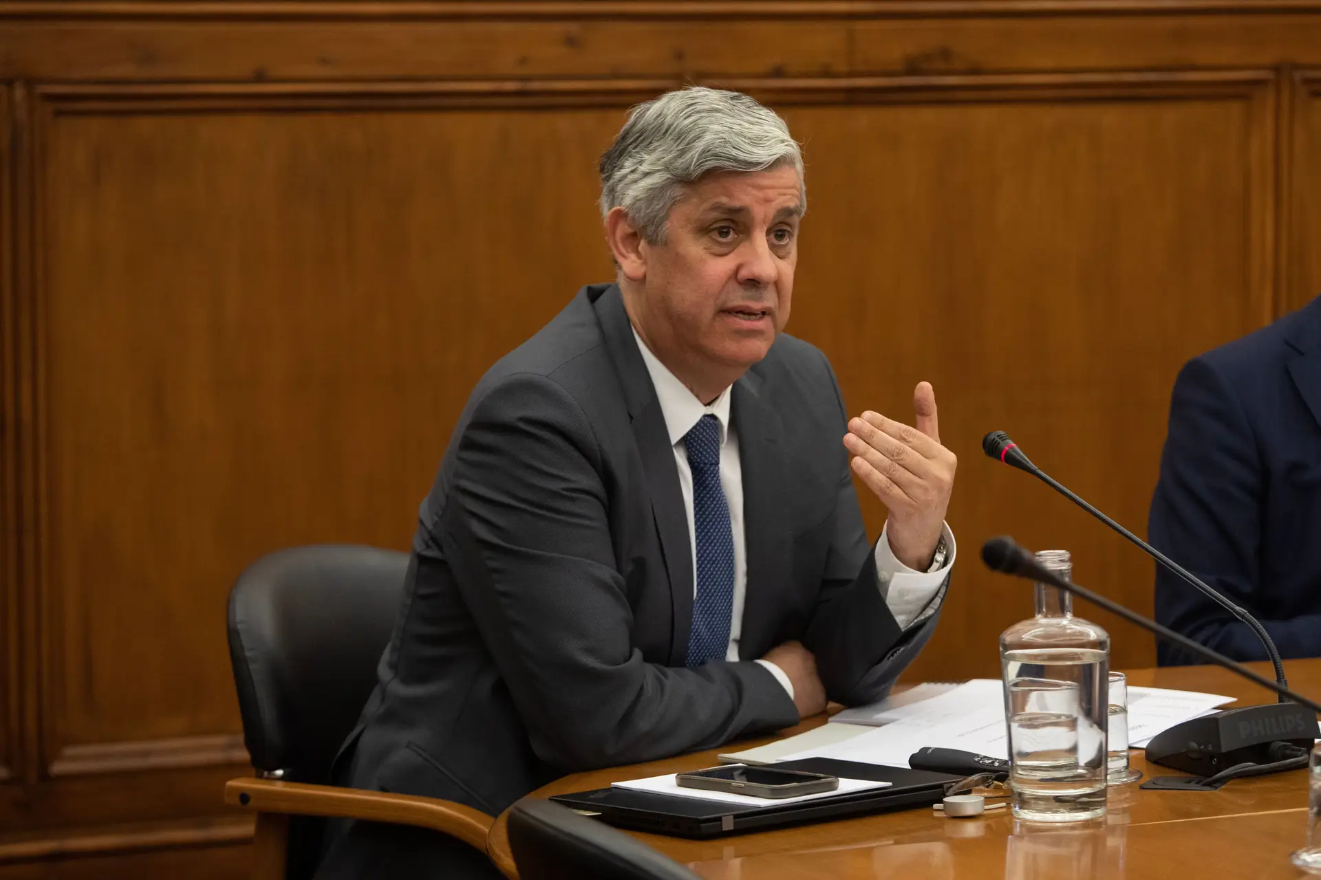 Nas vésperas da entrega do orçamento, Centeno pede "muita cautela" com "decisões de que nos podemos arrepender mais à frente"