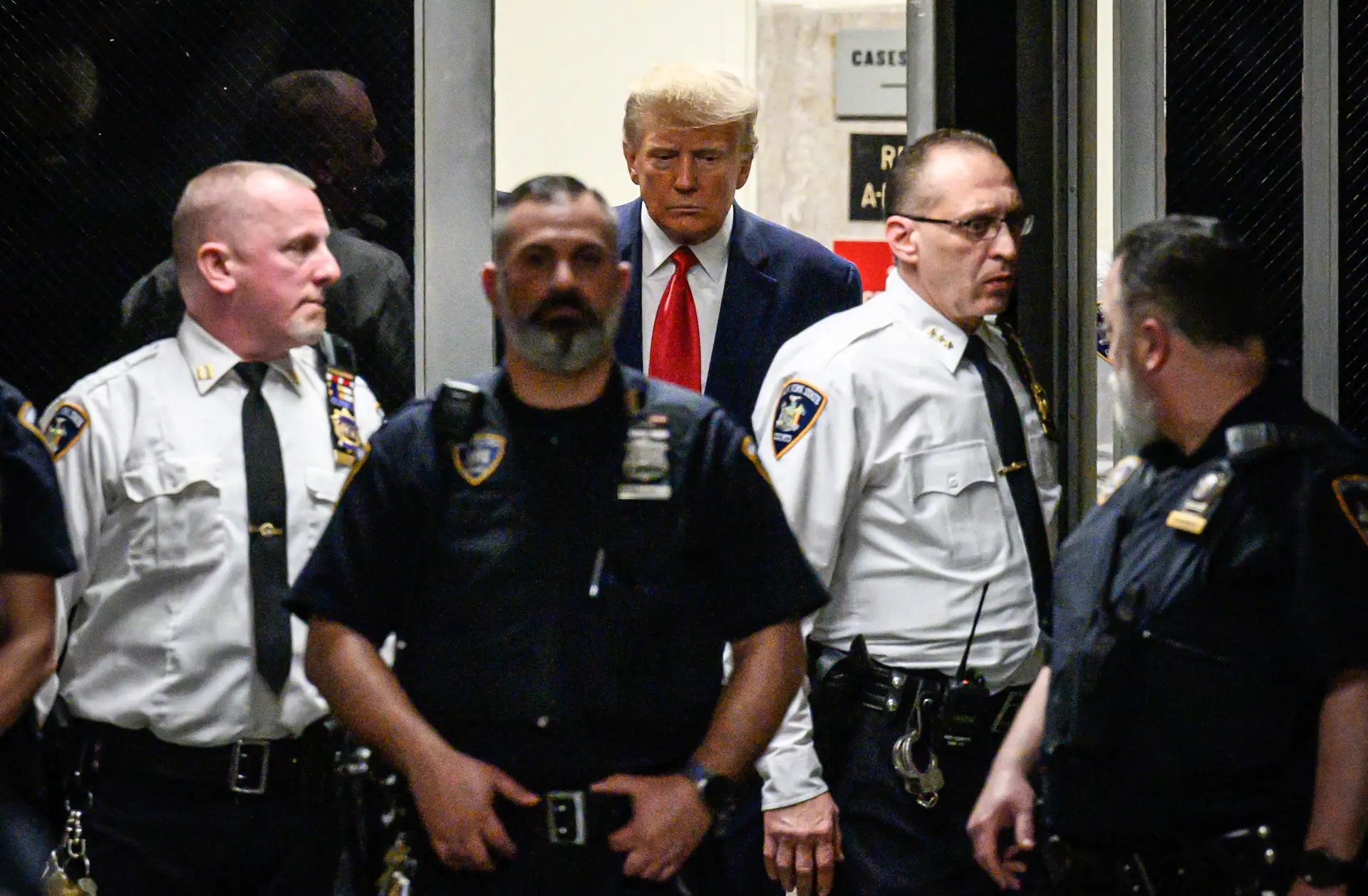 O ex-Presidente dos EUA Donald Trump entra na sala de audiências do Tribunal Penal de Manhattan  