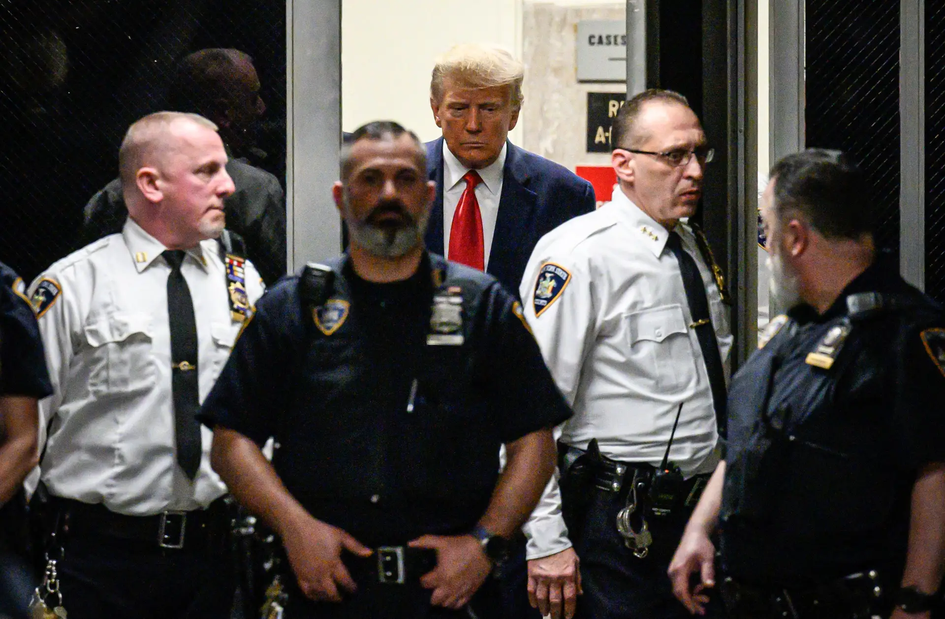 O ex-Presidente dos EUA Donald Trump entra na sala de audiências do Tribunal Penal de Manhattan