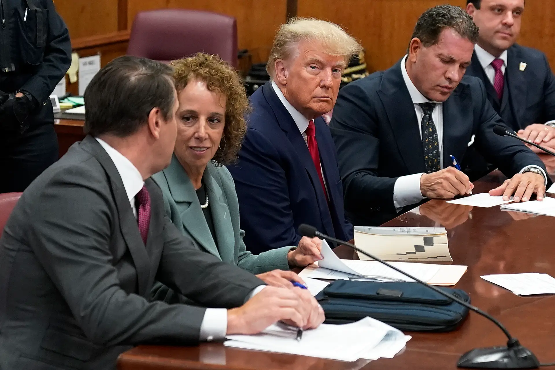 Comissão de inquérito negoceia depoimento com advogados de Trump