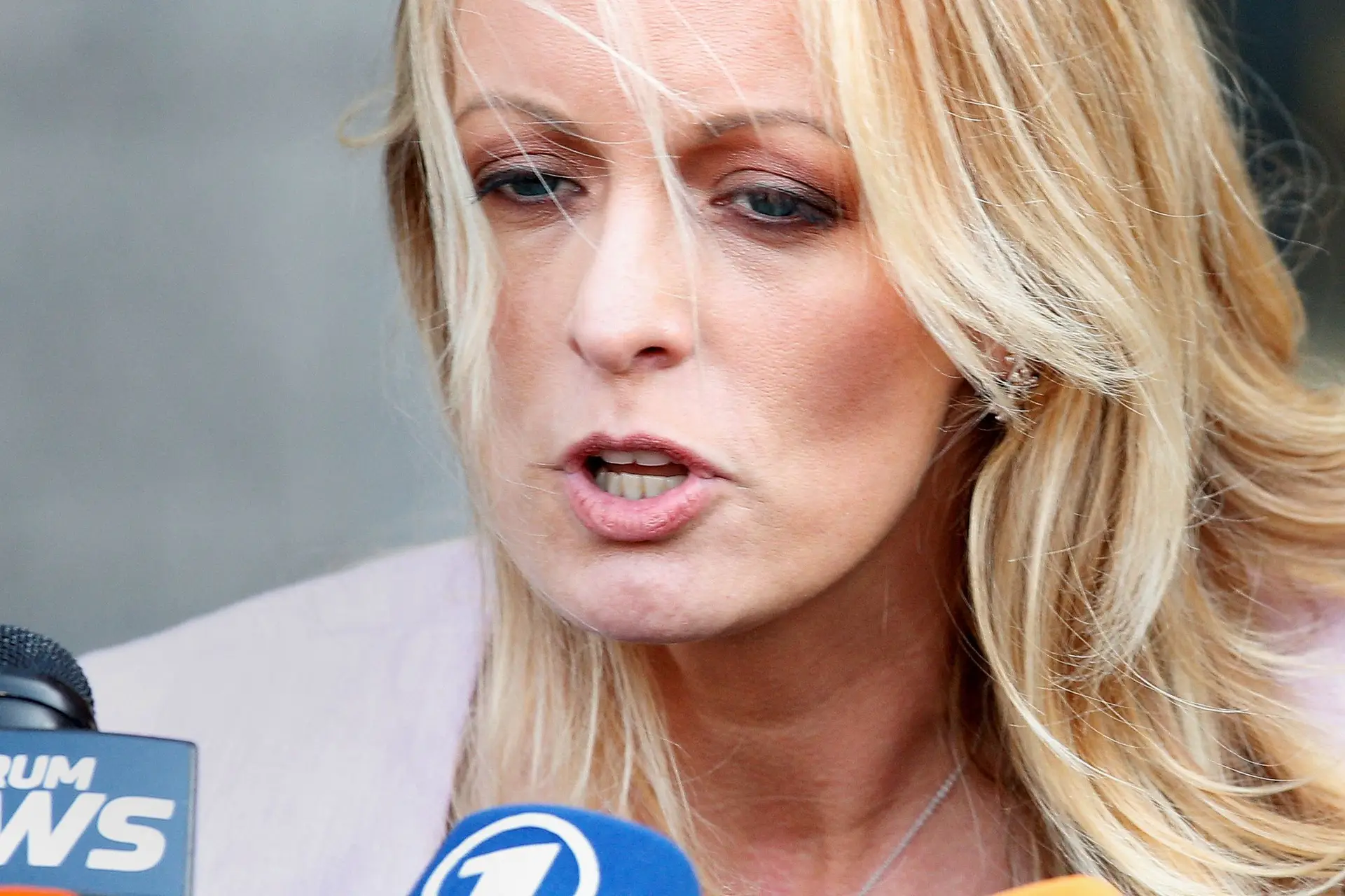 Stormy Daniels condenada a pagar 122 mil dólares em despesas legais de