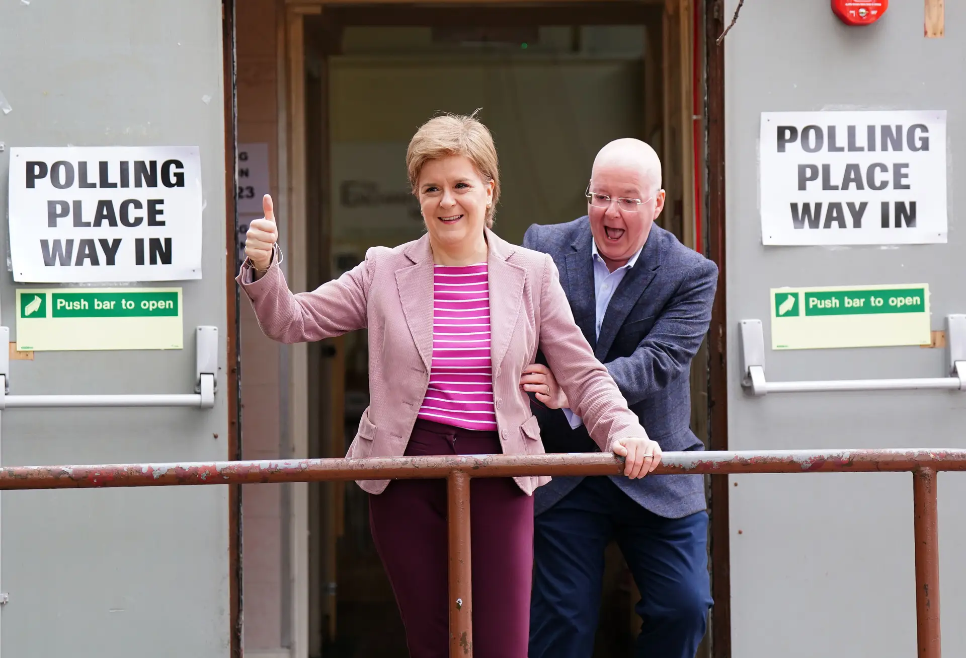 A ex-primeira-ministra escocesa Nicola Sturgeon e o seu marido Peter Murrell, também antigo dirigente do partido independentista SNP, numa imagem de 2022