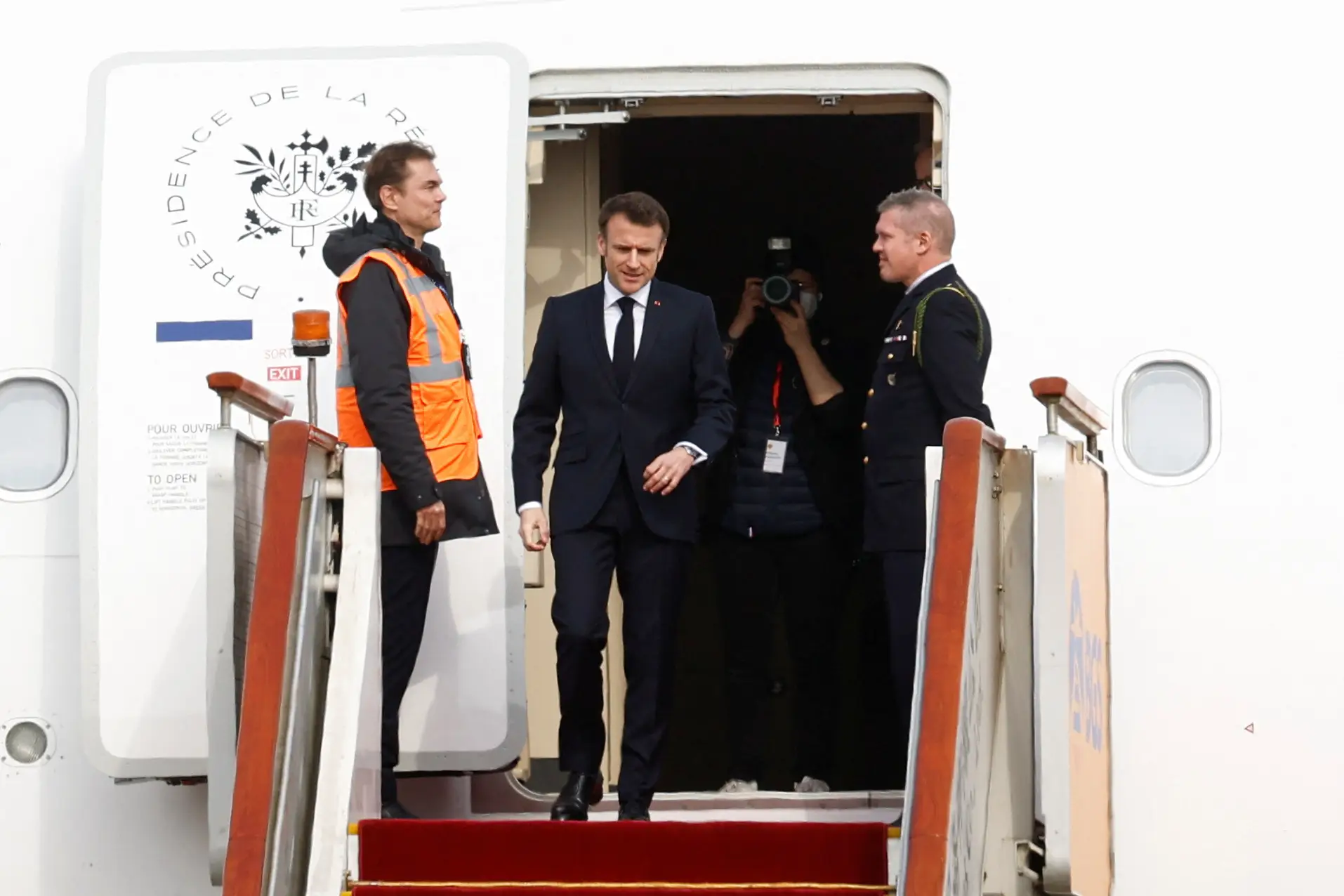 Macron na chegada a Pequim