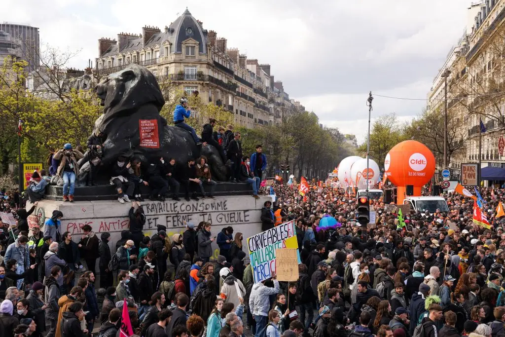 Estima-se que em Paris tenham saído à rua 400 mil pessoas