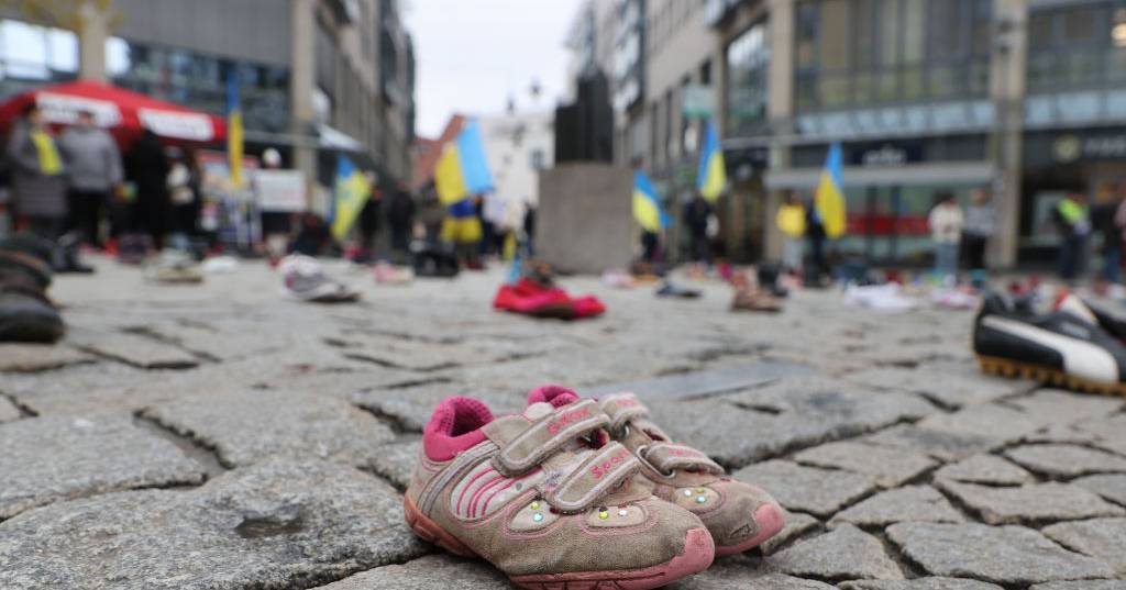 Ucrânia: Pelo menos 19.400 menores foram deportados para a Rússia, denuncia ONG