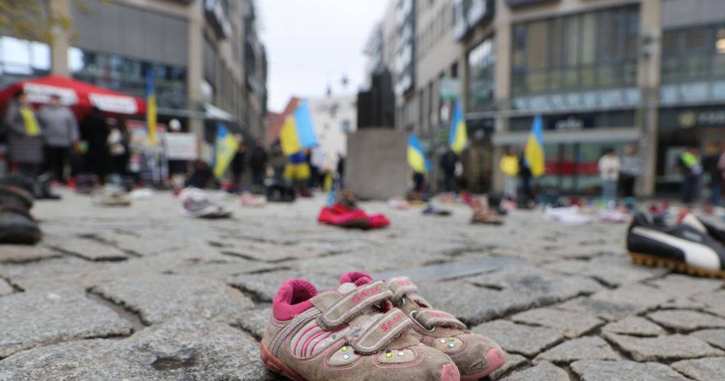 Mais de 30 crianças ucranianas enviadas para a Rússia regressaram este sábado às famílias