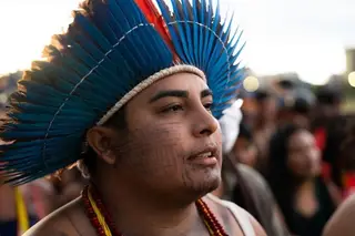 No Brasil há uma terra indígena maior do que Portugal, onde as águas foram envenenadas e as crianças estão a morrer. Oiça o lider yanomami