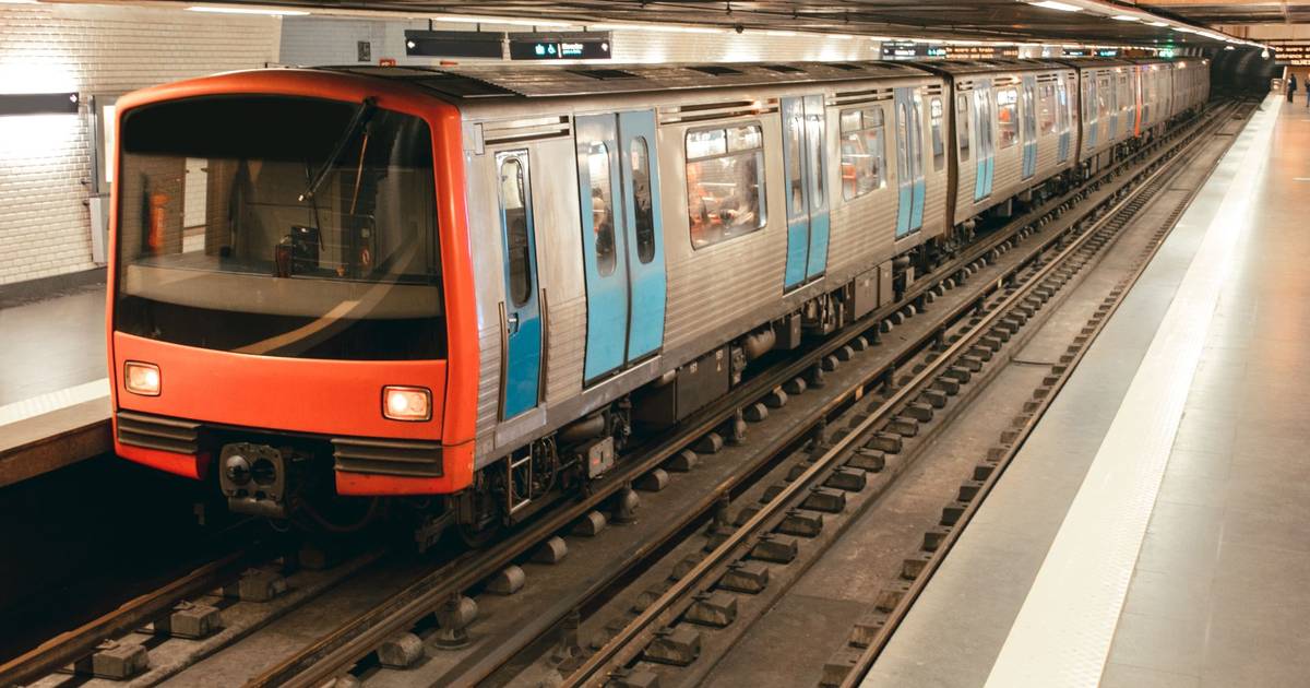 Circulação na linha Azul do Metro retomada esta segunda-feira