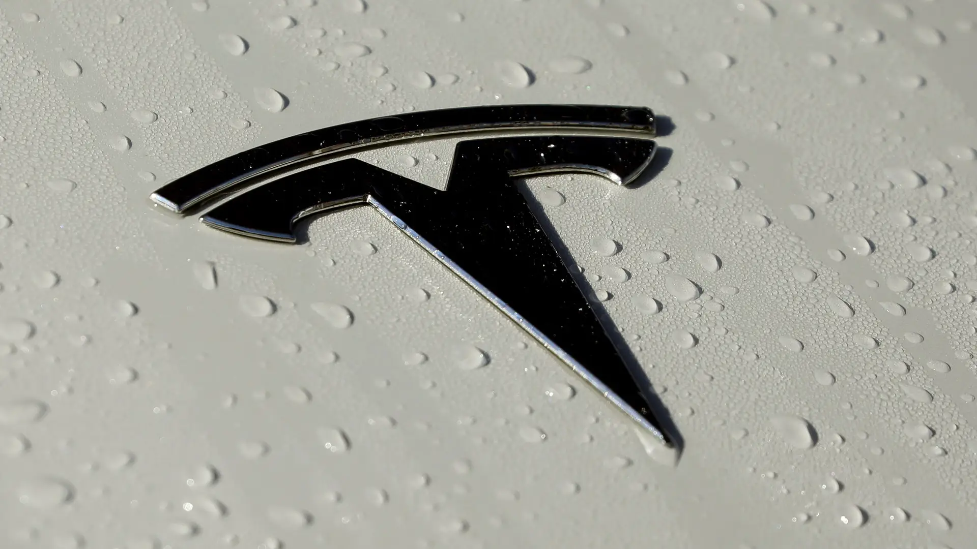 Tesla volta a baixar preços na Europa, incluindo Portugal