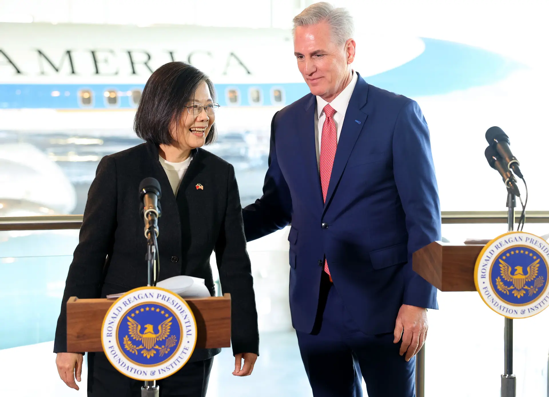 A Presidente taiwanesa, Tsai Ing-wen, foi recebida na Califórnia pelo líder da Câmara dos Representantes, Kevin McCarthy  
