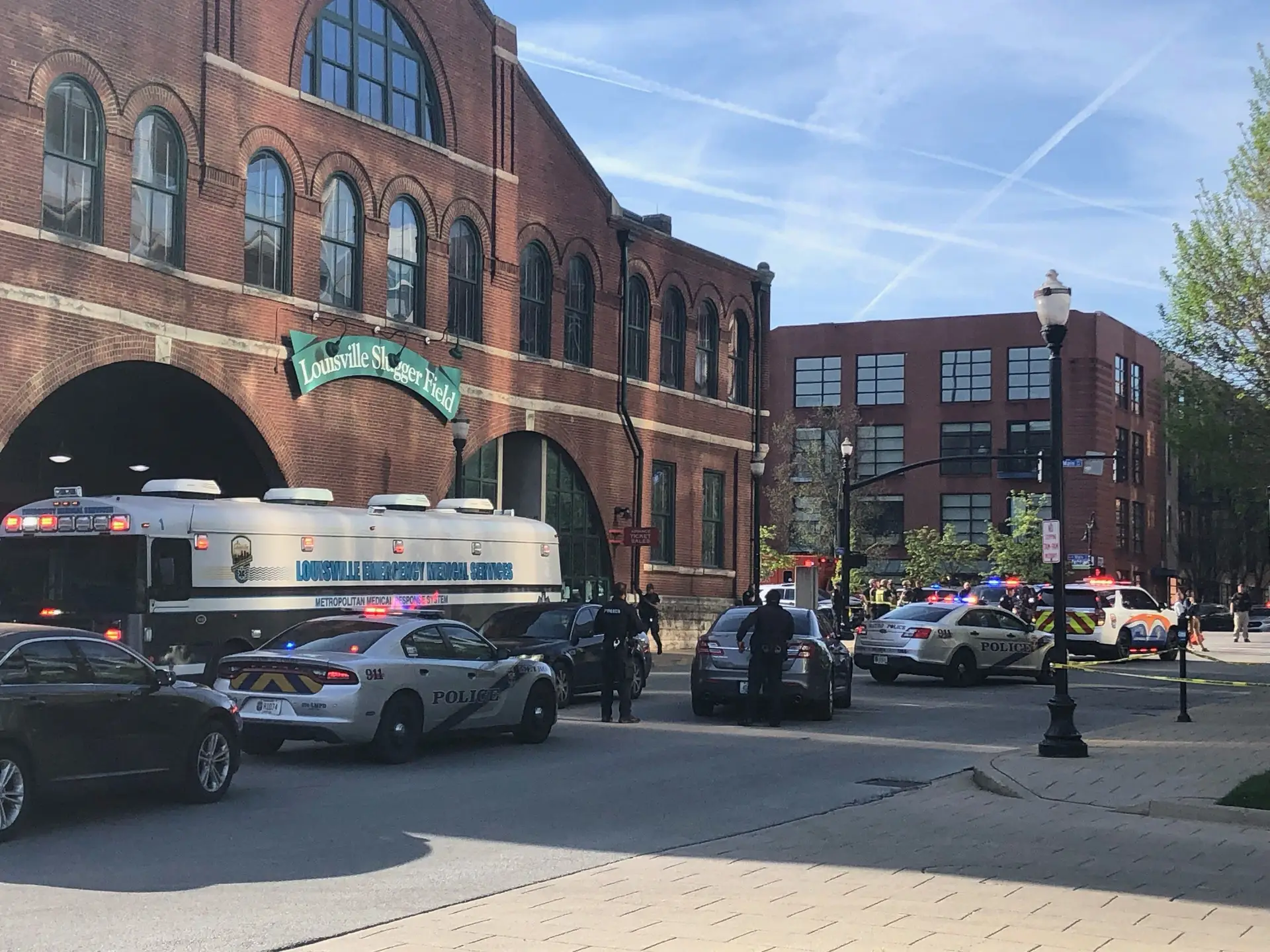 Pelo menos cinco mortos e seis feridos em ataque a tiro em Louisville