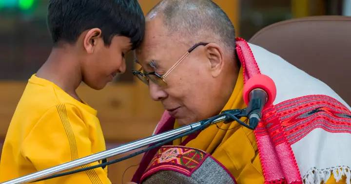 Dalai Lama pede desculpa por beijar um menino a quem pediu para lhe “chupar a língua”