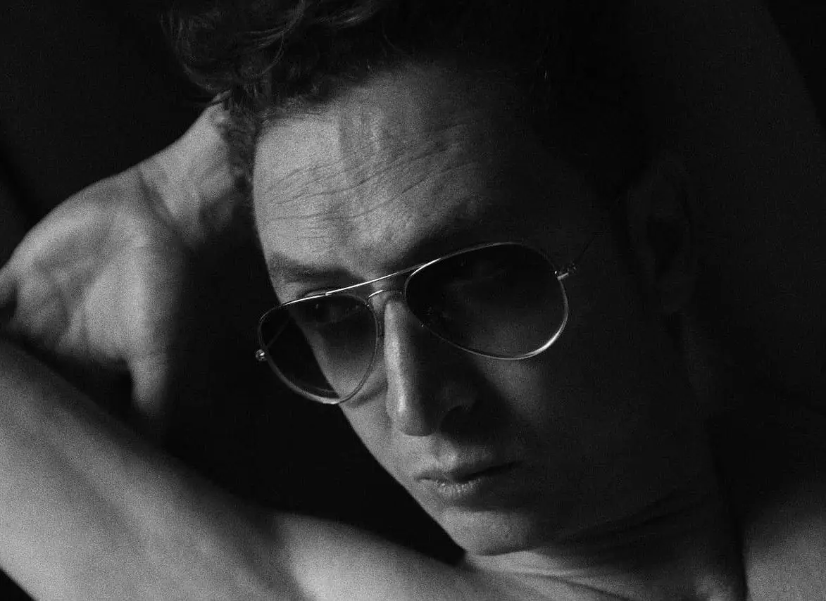 Legendary Tigerman anuncia “nova música, novo vídeo, nova era”