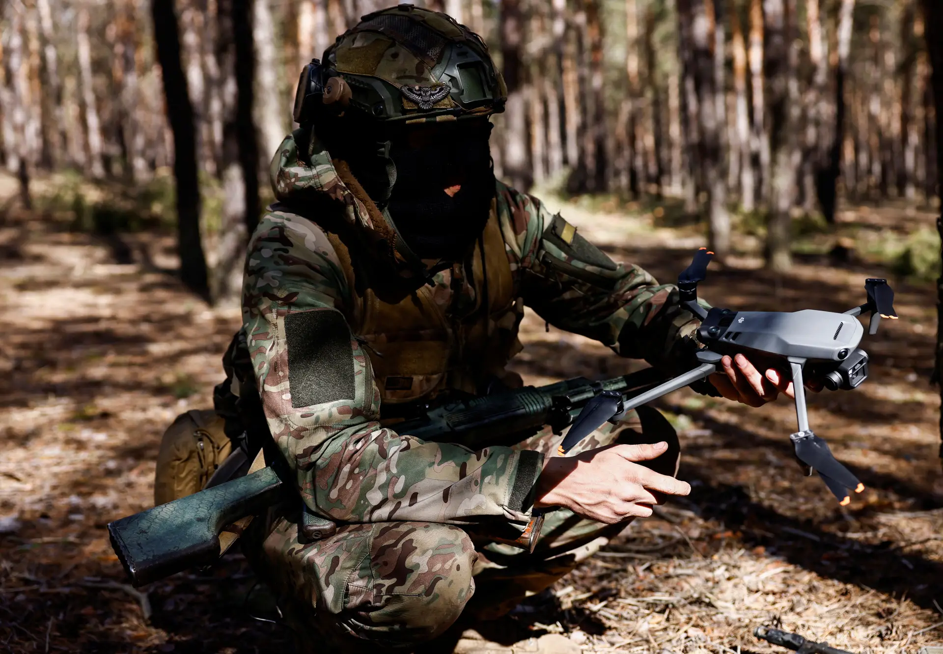 Um militar ucraniano opera um drone durante um exercício em Kreminna, em março de 2023