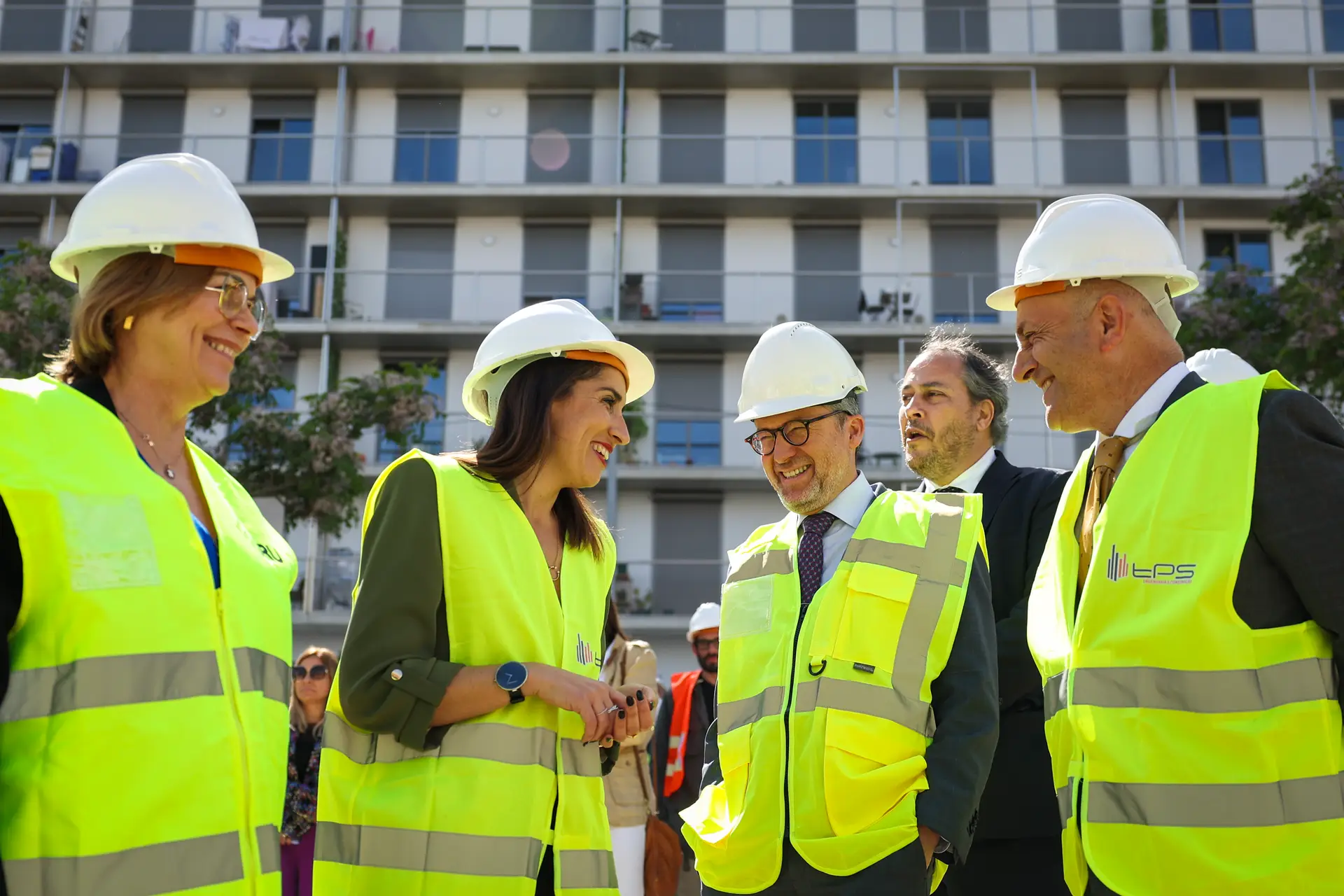 Marina Gonçalves, ministra da Habitação, e Carlos Moedas, presidente da Câmara de Lisboa, lançaram primeira pedra de empreendimento de 152 casas de renda acessível em Entrecampos, no centro de Lisboa