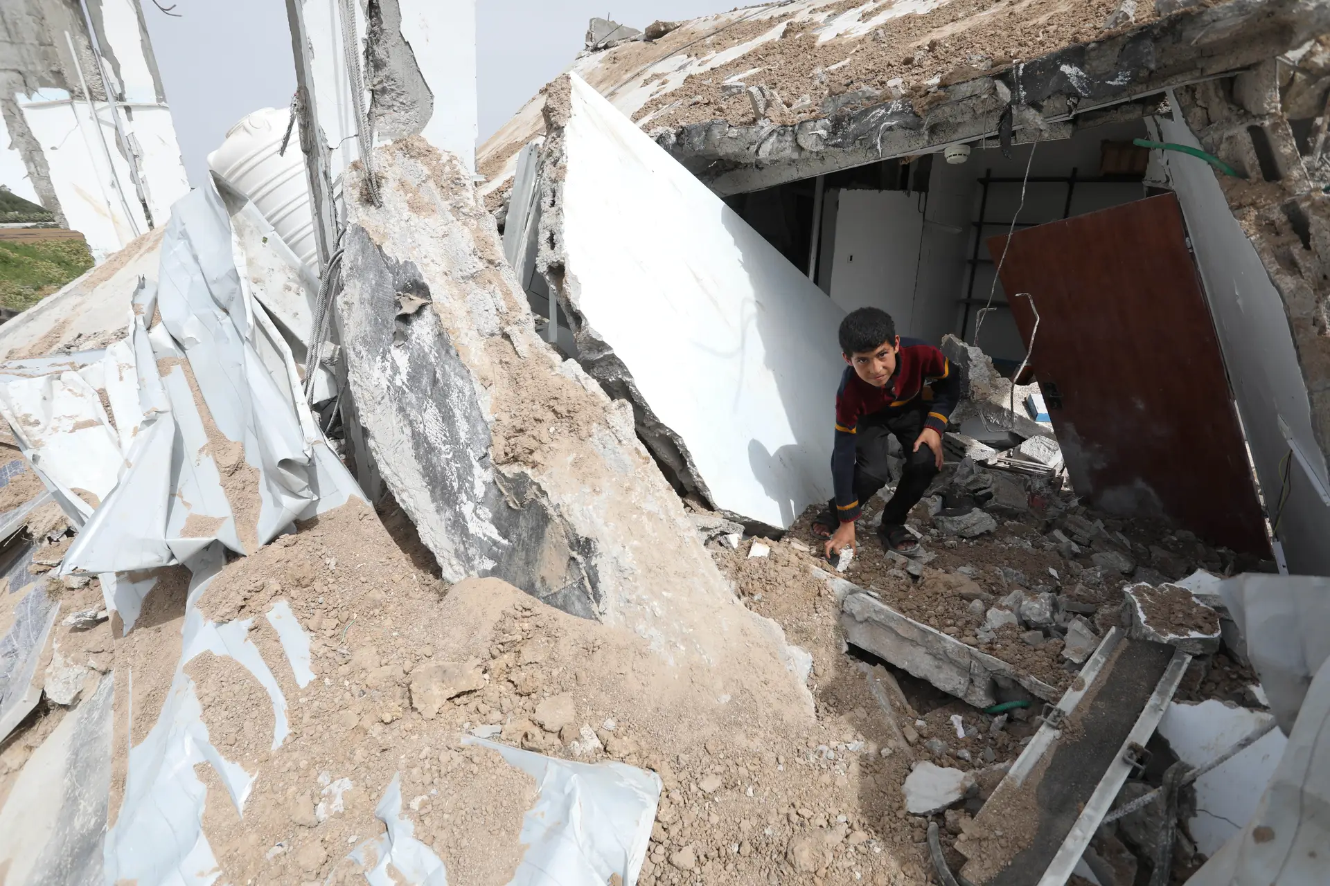 Destruição numa exploração agrícola na Faixa de Gaza após bombardeamentos israelitas 
