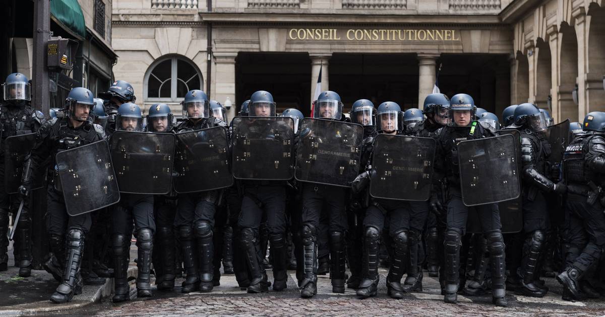 Emmanuel Macron cerca as liberdades para conter protestos