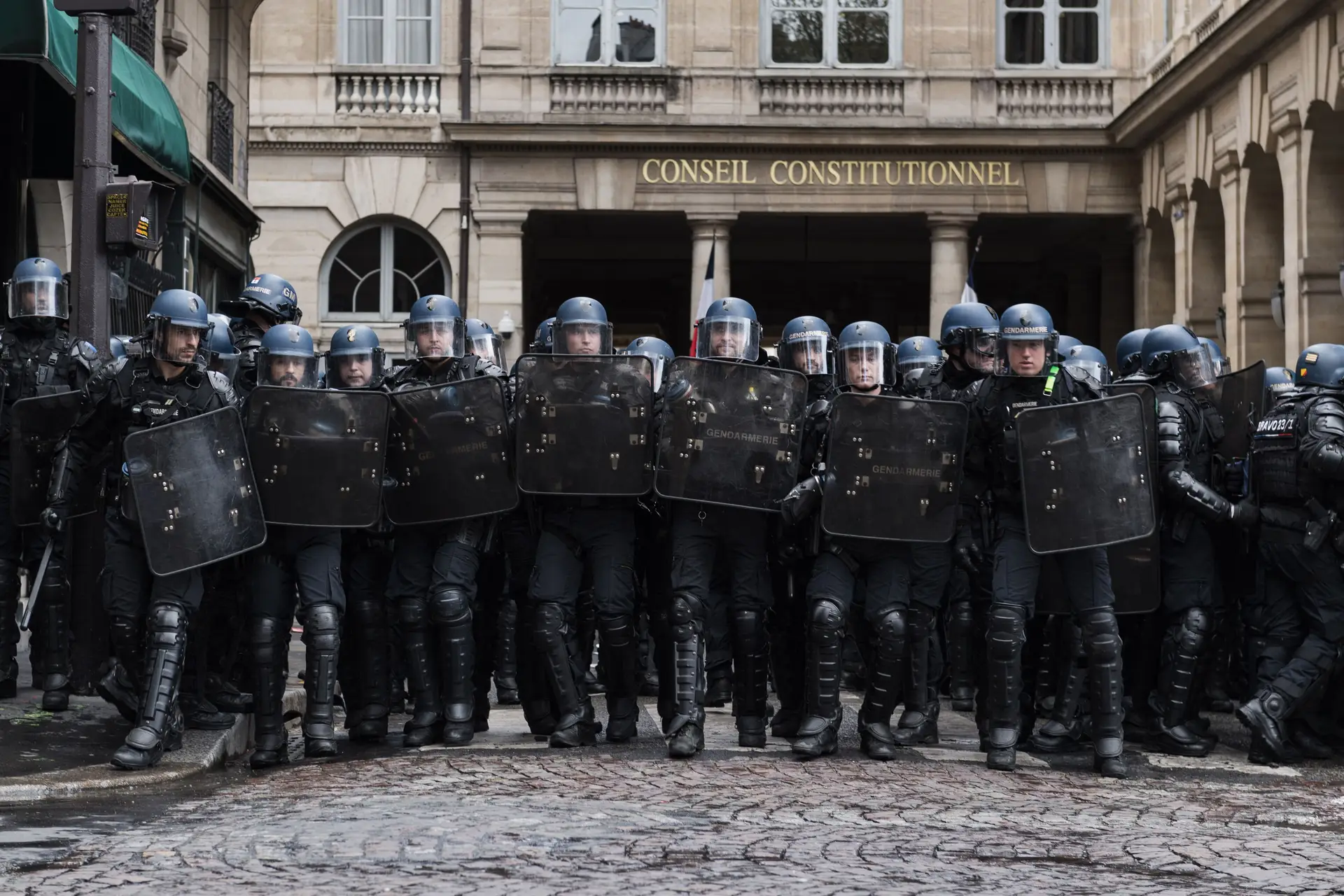 Polícia de choque em Paris, diante da sede do Conselho Constitucional
