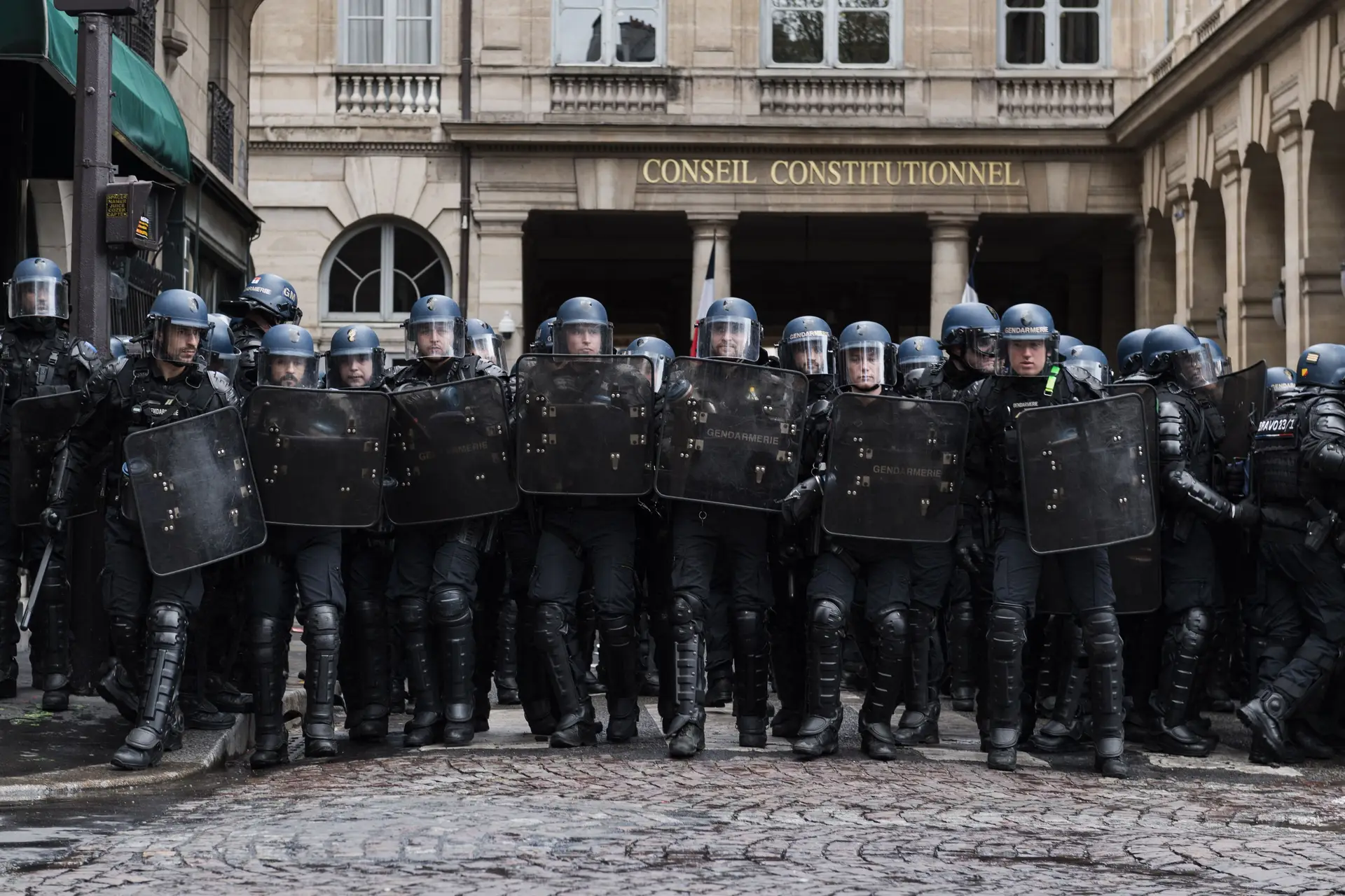Polícia de choque em Paris, diante da sede do Conselho Constitucional