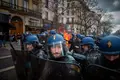 Macron cerca as liberdades para conter protestos