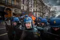 Macron cerca as liberdades para conter protestos