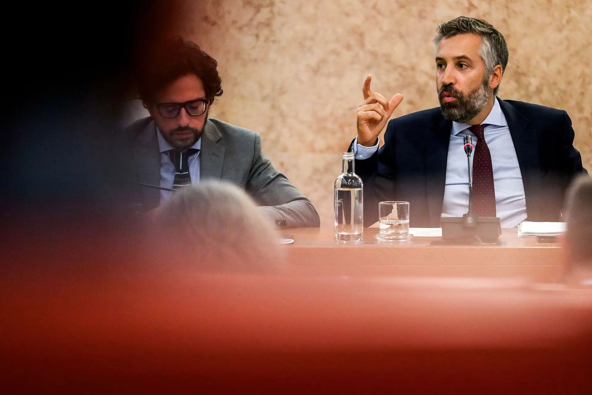 Pedro Nuno Santos, com Hugo Mendes, numa audição parlamentar, em outubro