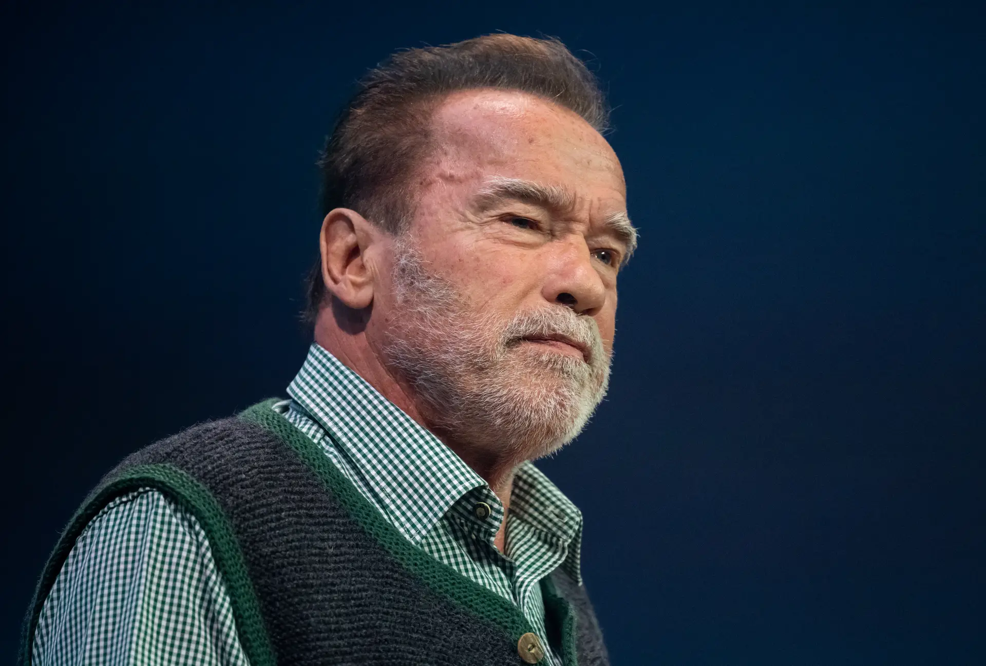 “Sou americano antes de ser republicano”: Arnold Schwarzenegger declara apoio a Kamala Harris