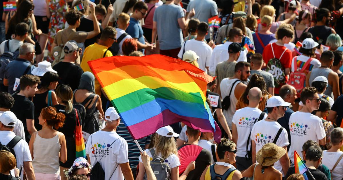 Hungria aprova lei que incentiva denúncias anónimas de famílias homossexuais