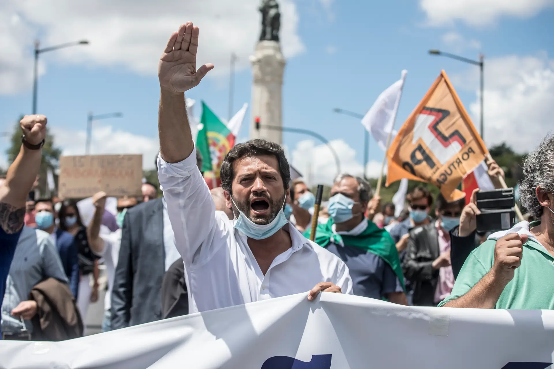 Dados contrariam argumentos racistas de Ventura: mais imigração resultou em menos crime. Oiça o último episódio de "Entre Deus e o Diabo"