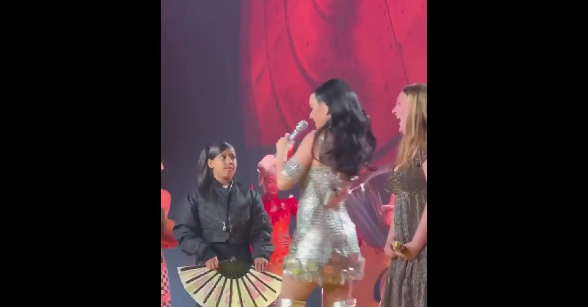 Filha de Kanye West e Kim Kardashian sobe ao palco em concerto de Katy Perry