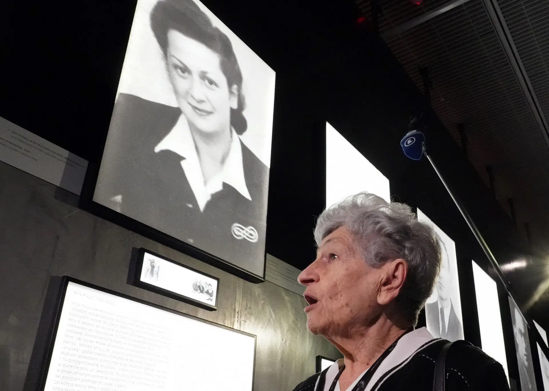 Krystyna Budnicka, sobrevivente da revolta do gueto de Varsóvia em 1943, visita a exposição no Polin, museu de história judaica da capital polaca. Na altura da revolta no gueto chamava-se Hena Kuczer, tinha 11 e escondeu-se com a família nos esgotos, de onde os pais e a irmã não viriam a sair