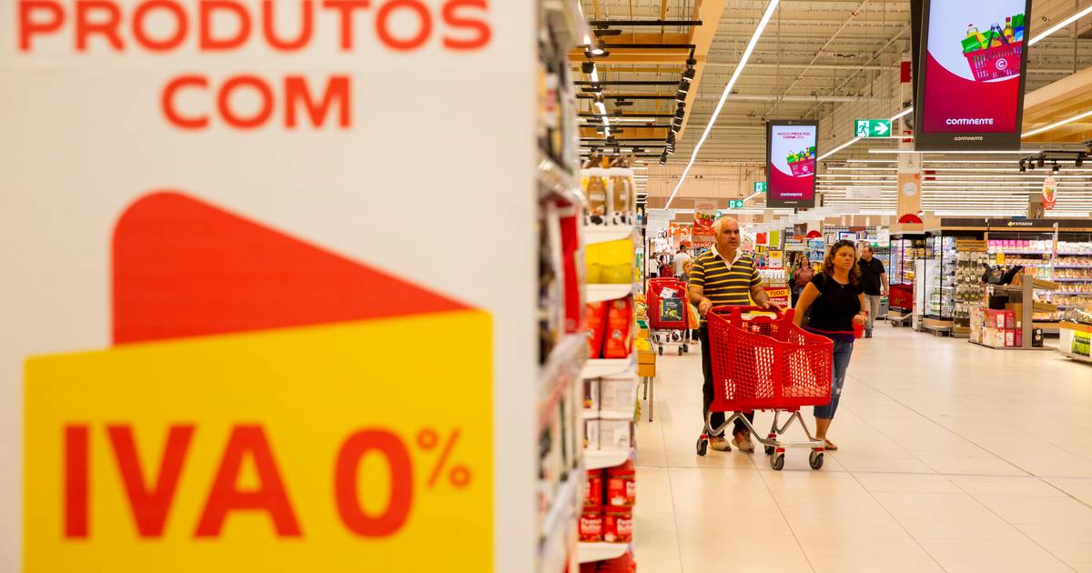 Mesmo sem IVA, cabaz de produtos essenciais custa agora mais €6 do que no início do ano