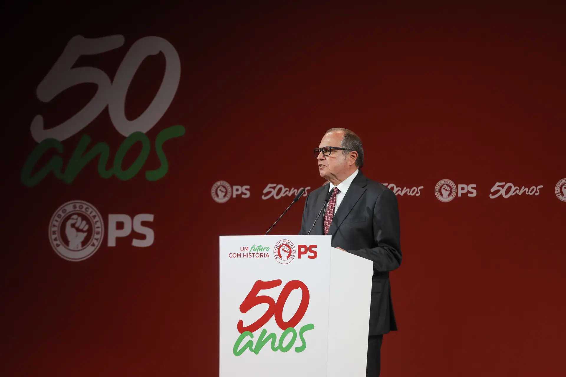 Carlos César aconselha remodelação e avisa: "Governo tem de evitar casos como este, sob pena de ser penalizado quando houver eleições"
