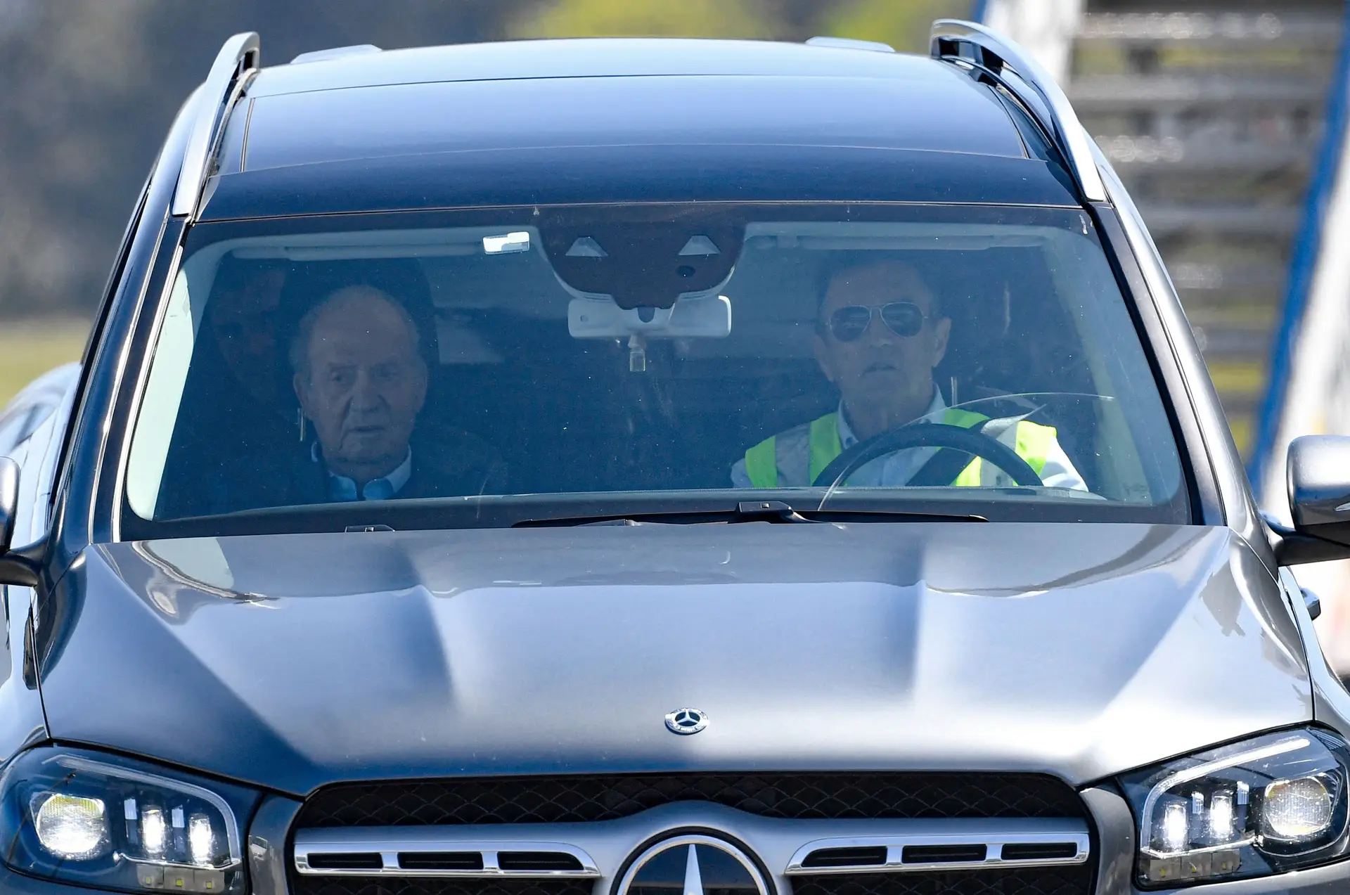 Juan Carlos I num carro após desembarcar no aeroporto de Vigo 