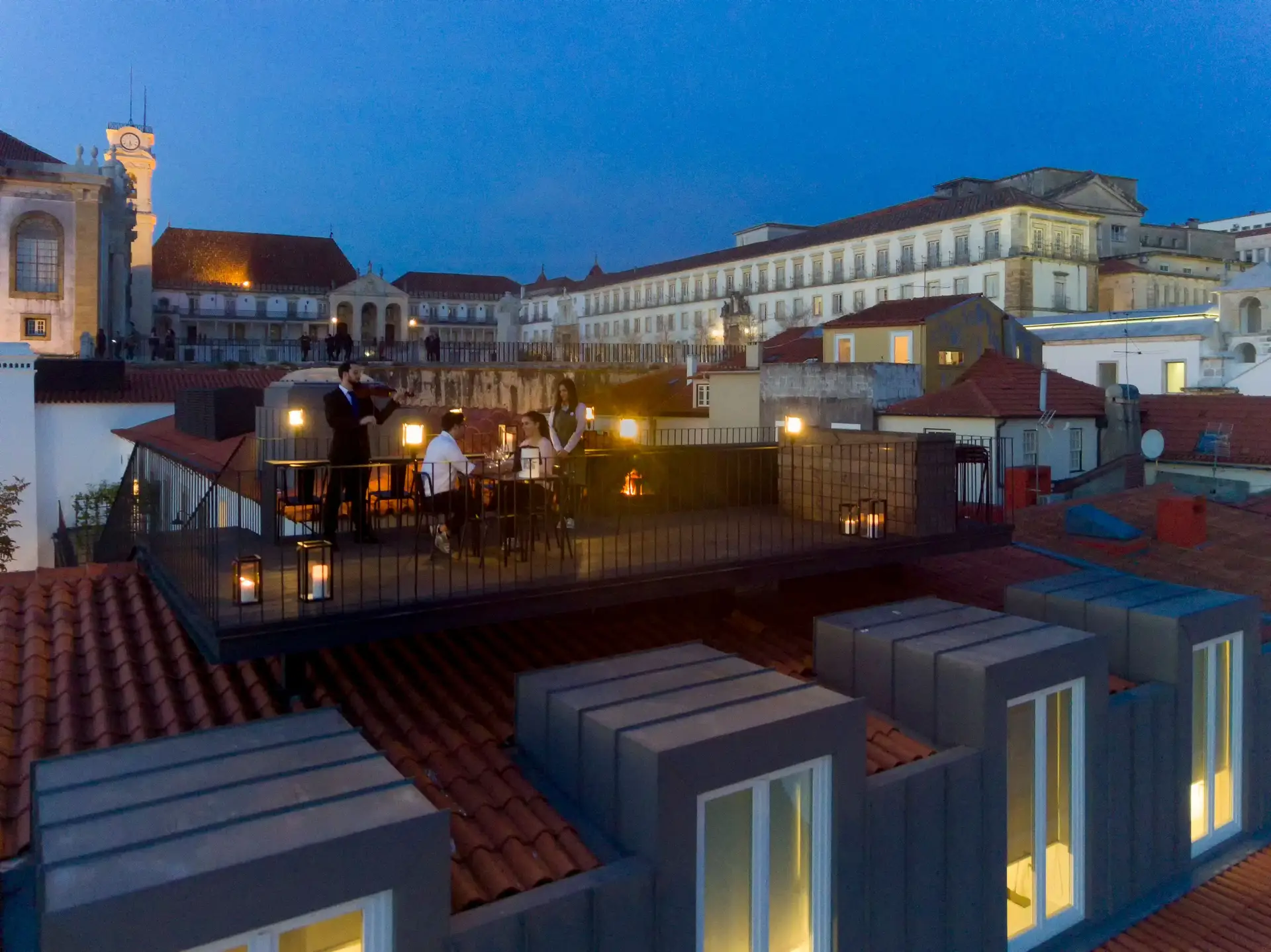 O hotel do músico André Sardet em Coimbra, junto à universidade (Sapientia Boutique Hotel) prepara-se para "uma semana intensa de ocupação total" com os concertos dos Coldplay e recebeu reservas "até de Los Angeles"
