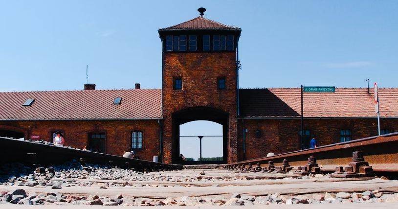 “A história de uma libertação feliz é, em grande parte, um mito”: o fim do horror e os relatos de familiares dos sobreviventes de Auschwitz