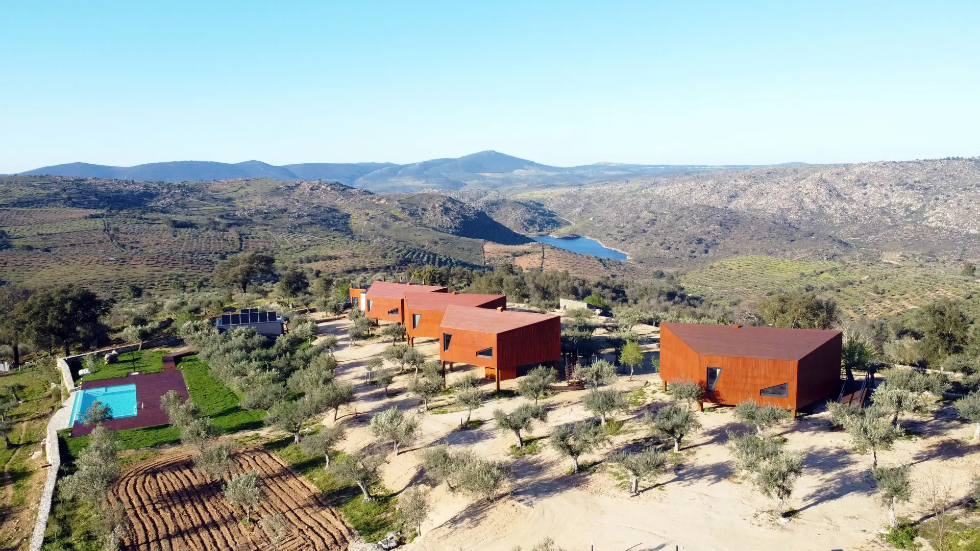 Com formato de favos de mel, estes novos bungalows panorâmicos convidam a descobrir Pinhel