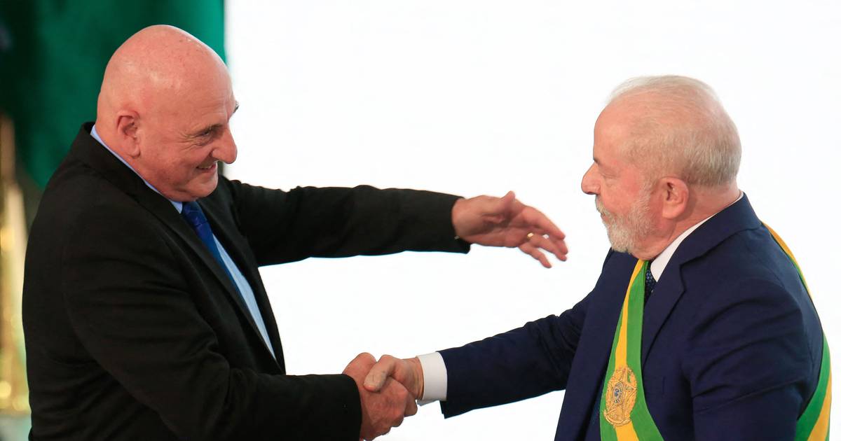Lula demite ministro golpista